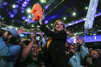 Buenos Aires.- En la foto tomada el 18 de octubre de 2023, Lilia Lemoine. El candidato a presidente de La Libertad Avanza, Javier Milei, cierra hoy su campaña electoral con vistas a las elecciones del domingo, con un acto en el estadio porteño Movistar Arena, ubicado en el barrio porteño de Villa Crespo, acompañado por referentes y candidatos del espacio libertario.