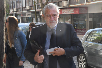 Buenos Aires, Argentina.- En las fotos tomadas el 2 de octubre del 2023, familiares y amigos llegan a la puerta de tribunales de San Isidro durante el juicio por la muerte del hijo de Federico Storani (foto), Manuel Storani y la madre de éste, María de los Ángeles Bruzzone, además de una tercera persona, por un choque de lanchas ocurrida hace siete años en el río Luján, en el partido bonaerense de Tigre. El dirigente radical Storani, pidió que “la Justicia sancione de manera ejemplar a quienes actúan con desaprensión y desprecio a la vida".