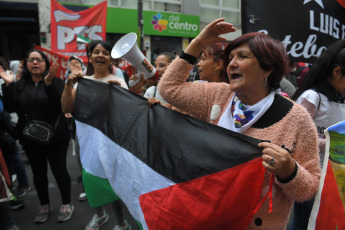 Buenos Aires, Argentina.- En las fotos tomadas el 19 de octubre del 2023, argentinos marcharon frente a la Embajada de Palestina en Buenos Aires, para "repudiar" la contraofensiva israelí en la Franja de Gaza tras los ataques múltiples perpetrados el 7 de octubre por la organización islamita Hamas, y pedirán la "intervención de la comunidad internacional" frente a lo que consideran un "genocidio sobre el pueblo palestino".