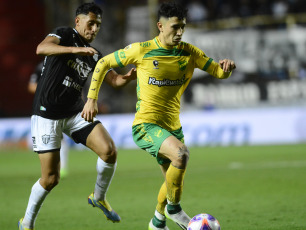 Santa Fe, Argentina.- In the photos taken on October 11, 2023, during the match between Defensa y Justicia and Chaco For Ever in a match valid for the quarterfinals of the Argentine Cup at the 15 de Abril Stadium. Defensa y Justicia tied 1-1 with Chaco For Ever and then won 7-6 in the penalty shootout. Their rival in the semifinals will be San Lorenzo, who controversially beat San Martín de San Juan.