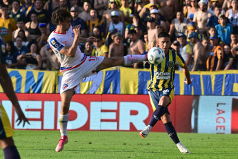 Rosario, Argentina.- In the photos taken on October 29, 2023, during the match between Rosario Central and Argentinos Juniors for the eleventh date of Zone A of the LPF Cup at the Gigante de Arroyito stadium. Rosario Central has already accumulated 27 games without losing after beating Argentinos Juniors 3-1. In this way, in the annual table it was positioned in the qualification zone for the 2024 Copa Libertadores.