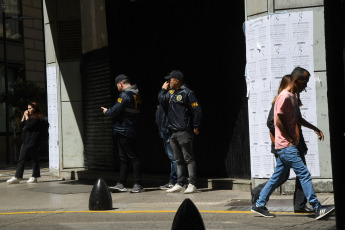 Buenos Aires, Argentina.- In the photos taken on October 13, 2023, the General Directorate of Customs, the Federal Administration of Public Revenue (AFIP), the Federal Police (PFA), and other security forces continue to carry out a set of operations to detect illegal operations carried out with foreign currency. In a climate marked by operations, the free dollar fell to $980 and the Stock Market reached a new record. The ticket dropped 30 pesos for sale. The BCRA sold USD 120 million in the market and reserves fell by more than USD 500 million. The S&P Merval improved 6.1%, to 760,673 points.