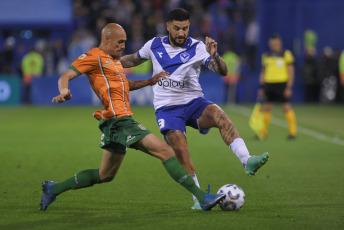 Buenos Aires, Argentina.- En las fotos tomadas el 23 de octubre del 2023, Vélez Sarsfield se enfrentó a Banfield por la décima fecha de la Zona A de la Copa de la Liga en el estadio José Amalfitani. Banfield venció 1-0 a Vélez en un duelo clave por la permanencia y que también lo dejó al Taladro en zona clasificatoria a la fase final de la Copa de la Liga.