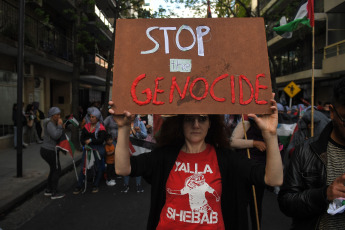 Buenos Aires, Argentina.- En las fotos tomadas el 19 de octubre del 2023, argentinos marcharon frente a la Embajada de Palestina en Buenos Aires, para "repudiar" la contraofensiva israelí en la Franja de Gaza tras los ataques múltiples perpetrados el 7 de octubre por la organización islamita Hamas, y pedirán la "intervención de la comunidad internacional" frente a lo que consideran un "genocidio sobre el pueblo palestino".