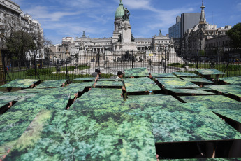 Buenos Aires, Argentina.- En las fotos tomadas el 10 de octubre del 2023, la organización ambientalista internacional Greenpeace realizó una actividad en la Plaza del Congreso en la cual desplegó paneles que denuncian que los desmontes en la Argentina aumentaron un 21% con respecto al mismo período del año pasado. La organización no gubernamental (ONG), volvió a convocar a la ciudadanía a votar sobre la penalización de los desmontes ilegales y participar de la Consulta Popular.