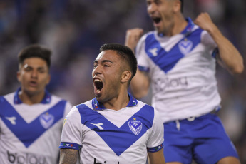 Buenos Aires, Argentina.- In the photos taken on October 9, 2023, during the match between Vélez and Atlético Tucumán in a match corresponding to the eighth date of Zone A of the Professional League Cup at the José Amalfitani stadium in Liniers. Vélez Sarsfield beat Atlético Tucumán 3-1 in their reunion with the public after two adverse results as a visitor.