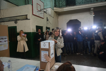 Buenos Aires.- La candidata presidencial del Frente de Izquierda y de los Trabajadores-Unidad (FIT-U), Myriam Bregman votando. La candidata afirmó que "hay otra salida para la crisis, no todo es ajuste o ataque al pueblo trabajador", al emitir su voto alrededor de las 8.40 en el colegio Don Bosco, en el barrio porteño de Congreso.