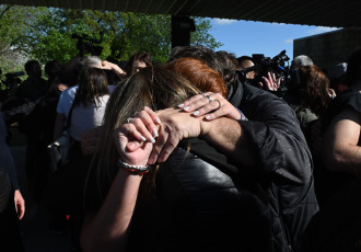 Buenos Aires, Argentina.- En las fotos tomadas el 15 de octubre del 2023, argentinos llegaron a Buenos Aires en un avión de Aerolíneas Argentinas en el marco del operativo "Regreso Seguro" organizado por el Gobierno argentino para repatriarlos por la guerra entre Israel y Hamas. El primer grupo de 246 personas repatriadas de Israel, volaron de Tel Aviv a Roma y de allí a Buenos Aires.