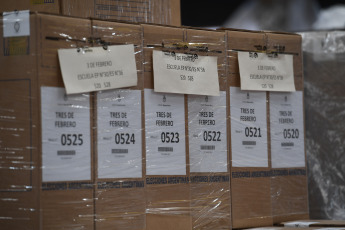 Buenos Aires, Argentina.- En las fotos tomadas el 20 de octubre del 2023, trabajadores del Correo Argentino participan del dispositivo logístico de cara a las elecciones generales que se desarrollarán este domingo en todo el país. Se espera una elección histórica para el domingo 22 de octubre. Las autoridades esperan que el nivel de votación supere el 68 % registrado en las elecciones primarias y vaya a votar el 30 