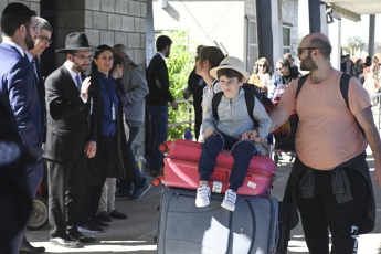 Buenos Aires, Argentina.- En las fotos tomadas el 17 de octubre del 2023, el vuelo de Aerolíneas Argentinas que transportó desde Roma a un nuevo grupo de argentinos desde Israel arribó a Buenos Aires con 262 connacionales repatriados. El segundo grupo de argentinos evacuados desde Israel arribó al país este martes en un vuelo de Aerolíneas Argentinas proveniente de Roma que aterrizó en Ezeiza. Se trata de un contingente de 262 repatriados que realizaron un puente aéreo desde Tel Aviv hacia la capital italiana para escapar de los ataques de Hamas en Medio Oriente.