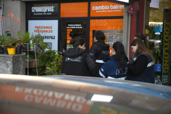 Buenos Aires, Argentina.- En las fotos tomadas el 18 de octubre del 2023, efectivos de la Policía Federal (PFA) junto con inspectores de la Administración Federal de Ingresos Públicos (AFIP) y de la Aduana realizaron un operativo de fiscalización en distintas sucursales de una casa de cambio registrada ante el Banco Central, con el objetivo de controlar que no haya irregularidades en las operaciones con divisas.