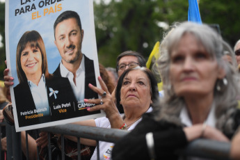 Mendoza, Argentina.- En las fotos tomadas el 17 de octubre del 2023, la candidata presidencial de Juntos por el Cambio (JxC), Patricia Bullrich, visitó la provincia de Mendoza, donde realizó un acto de cierre de campaña, a cinco días de las elecciones presidenciales. Bullrich, se prepara para un spring final de alta intensidad que implicará cierres de campaña en siete provincias.