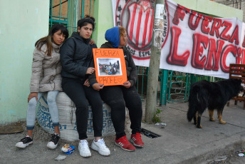 Buenos Aires, Argentina.- En las fotos tomadas el 4 de octubre del 2023, vecinos reclamaron justicia frente a la casa de uno de los sospechosos de la muerte de un barrendero que había resultado baleado el 21 de septiembre pasado al quedar en medio de un presunto enfrentamiento entre dos grupos rivales, en el barrio porteño Zavaleta de Barracas. Por el caso hay tres detenidos, uno de ellos es quien apretó el gatillo.