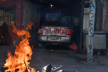 Buenos Aires, Argentina.- En las fotos tomadas el 4 de octubre del 2023, vecinos reclamaron justicia frente a la casa de uno de los sospechosos de la muerte de un barrendero que había resultado baleado el 21 de septiembre pasado al quedar en medio de un presunto enfrentamiento entre dos grupos rivales, en el barrio porteño Zavaleta de Barracas. Por el caso hay tres detenidos, uno de ellos es quien apretó el gatillo.