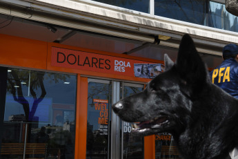 Buenos Aires, Argentina.- En las fotos tomadas el 18 de octubre del 2023, efectivos de la Policía Federal (PFA) junto con inspectores de la Administración Federal de Ingresos Públicos (AFIP) y de la Aduana realizaron un operativo de fiscalización en distintas sucursales de una casa de cambio registrada ante el Banco Central, con el objetivo de controlar que no haya irregularidades en las operaciones con divisas.