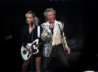 Buenos Aires, Argentina.- En las fotos tomadas el 4 de octubre del 2023, a cinco años de su último show en la Argentina, el legendario cantante británico Rod Stewart volvió al país en donde repasó sus más de 50 años de trayectoria en el porteño estadio GEBA. El escocés se presentó ante una multitud que celebró cada una de sus canciones, además, elogió a Lionel Messi y las pantallas intercambiaron imágenes del Celtic con el penal decisivo de Montiel y los festejos en Doha y en Buenos Aires. Para rematar, mostró un banderín de la AFA.