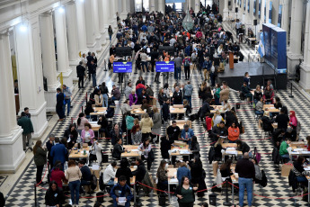 Buenos Aires, Argentina.- En las fotos tomadas el 25 de octubre del 2023, autoridades participan del escrutinio definitivo en la provincia de Buenos Aires para determinar los números finales de la elección general del último domingo, en las que Sergio Massa (Unión por la Patria) resultó el candidato presidencial más votado y en las que Axel Kicillof logró su reelección en la provincia.