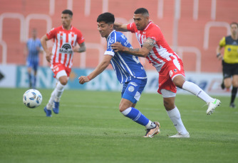 Mendoza, Argentina.- En las fotos tomadas el 2 de octubre del 2023, durante el partido entre Godoy Cruz e Instituto en el estadio Malvinas Argentinas, de Mendoza, válido por la séptima jornada, la fecha de los clásicos y emparejamientos de la Copa de la Liga Profesional. Godoy Cruz e Instituto empataron 1 a 1, con goles de Tadeo Allende para el Tomba y Jonás Acevedo para el visitante.