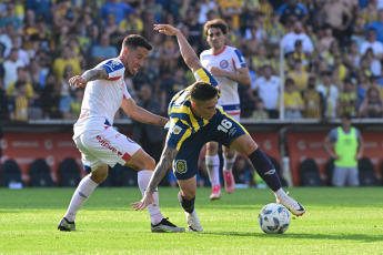 Rosario, Argentina.- In the photos taken on October 29, 2023, during the match between Rosario Central and Argentinos Juniors for the eleventh date of Zone A of the LPF Cup at the Gigante de Arroyito stadium. Rosario Central has already accumulated 27 games without losing after beating Argentinos Juniors 3-1. In this way, in the annual table it was positioned in the qualification zone for the 2024 Copa Libertadores.