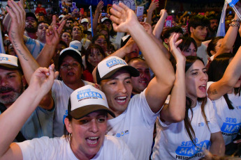 San Luis, Argentina.- In the photos taken on October 16, 2023, the Minister of Economy and presidential candidate of Unión por la Patria (UxP), Sergio Massa, continued his federal tour in the final stretch of the campaign with a visit to the province of San Luis. The official candidate spends the last days before the election at the head of the political agenda. The PJ leaders ask for an internal vote to improve the performance of the PASO