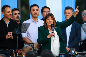 Buenos Aires, Argentina.- In the photos taken on October 19, 2023, the presidential candidate of Together for Change (JxC) Patricia Bullrich (front), closed her campaign in the Buenos Aires municipality of Lomas de Zamora, accompanied by former president Mauricio Macri (right) and the head of the Buenos Aires Government Horacio Rodríguez Larreta, on the last day before the electoral ban with a view to the national elections on Sunday.