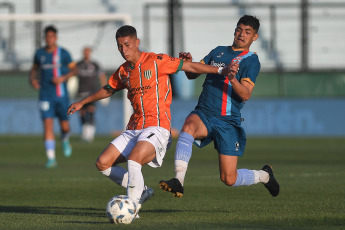 Sarandí, Argentina.- En las fotos tomadas el 9 de octubre del 2023, durante el partido entre Arsenal y Banfield en un partido por la octava fecha de la Zona A de la Copa de la Liga en el Estadio Julio Humberto Grondona. Arsenal y Banfield empataron sin goles. Arsenal empató 0 a 0 y quedó al borde del descenso y sin margen de error. El equipo de Sarandí, que terminó con nueve jugadores, deberá ganar los seis partidos que le restan.