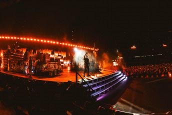 Buenos Aires, Argentina.- En las fotos tomadas el 18 de octubre del 2023, a seis años de un anodino paso en el marco de Lollapalooza Argentina 2017; The Weeknd se presentó ante un colmado Estadio River Plate, que fue testigo de un gran show, tanto en lo referente al despliegue escénico como en el plano musical. El cantante canadiense se presentó en el primero de sus dos shows programados en Argentina.