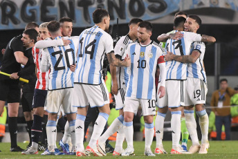 Buenos Aires, Argentina.- In the photos taken on October 12, 2023, the Argentine national team, with its captain Lionel Messi on the substitute bench, played against Paraguay at the Monumental stadium in a match on the third date of the South American Qualifiers of the 2026 World Cup. At the moment Argentina leads the South American classification with an ideal score of 9 units, while Brazil with two played, follows with six, ahead of Colombia (5) and Uruguay (4).