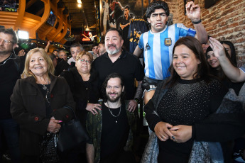 Buenos Aires, Argentina.- En las fotos tomadas el 30 de octubre del 2023, Claudia, Rita y Ana María Maradona, tres de las hermanas de Diego Amando Maradona celebraron el 63° aniversario de su nacimiento, en el Bar Lo del Diego, ubicado en el paseo turístico Caminito, en el barrio porteño de La Boca. Maradona, el máximo ídolo del fútbol argentino y uno de los grandes astros que ha dado el balompié internacional, estaría cumpliendo este lunes 63 años de edad.