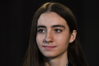 Buenos Aires, Argentina.- En las fotos tomadas el 3 de octubre del 2023, la bonaerense Candela Belén Francisco Guecamburu, de 17 años, llegó a Argentina con la medalla de Campeona Mundial Juvenil de Ajedrez. La joven ajedrecista, conquistó el Campeonato Mundial Juvenil de ajedrez en México, que contó con la participación de 85 jugadoras de 42 países.