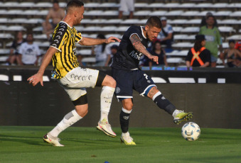 Córdoba, Argentina.- En las fotos tomadas el 29 de octubre del 2023, durante el partido entre Independiente Rivadavia y Almirante Brown en el estadio Mario Kempes. Después de más de 30 partidos en la Primera Nacional, Independiente Rivadavia de Mendoza hizo historia y venció 2-0 a Almirante Brown, logrando el ascenso a la Liga Profesional.