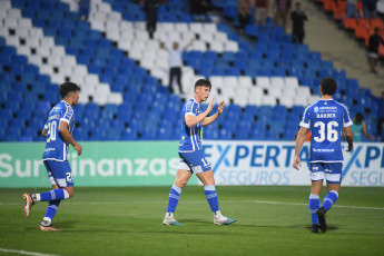 Mendoza, Argentina.- En las fotos tomadas el 2 de octubre del 2023, durante el partido entre Godoy Cruz e Instituto en el estadio Malvinas Argentinas, de Mendoza, válido por la séptima jornada, la fecha de los clásicos y emparejamientos de la Copa de la Liga Profesional. Godoy Cruz e Instituto empataron 1 a 1, con goles de Tadeo Allende para el Tomba y Jonás Acevedo para el visitante.