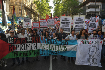 Buenos Aires, Argentina.- In the photos taken on October 9, 2023, social organizations participate in massive demonstrations in support of the populations on both sides of the conflict. In response to the violence unleashed by the war, there are many demonstrations around the world in support, on the one hand, of Palestinians, and, on the other, of Jews and Israelis. The Palestinian militant group Hamas launched a deadly attack against Israel, which has declared war on Gaza, sparking fears of an escalation of the conflict in the Middle East.