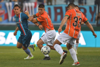 Sarandí, Argentina.- In the photos taken on October 9, 2023, during the match between Arsenal and Banfield in a match for the eighth round of Zone A of the League Cup at the Julio Humberto Grondona Stadium. Arsenal and Banfield drew goalless. Arsenal drew 0-0 and was on the brink of relegation with no margin for error. Sarandí's team, which finished with nine players, must win its remaining six games.