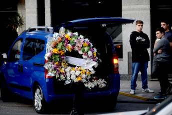 Buenos Aires, Argentina.- En las fotos tomadas el 3 de octubre del 2023, familiares y amigos asisten al velorio de Gustavo Romero, efectivo de la Policía Bonaerense que fue asesinado de cuatro tiros por delincuentes que intentaron robarle la moto en la localidad de Banfield, partido de Lomas de Zamora. Por el crimen hay un aprehendido, según informaron fuentes policiales y judiciales.