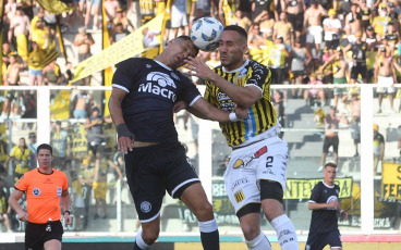 Córdoba, Argentina.- In the photos taken on October 29, 2023, during the match between Independiente Rivadavia and Almirante Brown at the Mario Kempes stadium. After more than 30 games in the Primera Nacional, Independiente Rivadavia de Mendoza made history and beat Almirante Brown 2-0, achieving promotion to the Professional League.