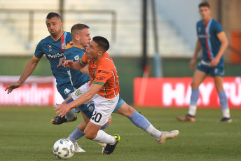 Sarandí, Argentina.- En las fotos tomadas el 9 de octubre del 2023, durante el partido entre Arsenal y Banfield en un partido por la octava fecha de la Zona A de la Copa de la Liga en el Estadio Julio Humberto Grondona. Arsenal y Banfield empataron sin goles. Arsenal empató 0 a 0 y quedó al borde del descenso y sin margen de error. El equipo de Sarandí, que terminó con nueve jugadores, deberá ganar los seis partidos que le restan.