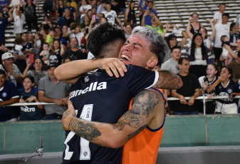 Córdoba, Argentina.- En las fotos tomadas el 29 de octubre del 2023, durante el partido entre Independiente Rivadavia y Almirante Brown en el estadio Mario Kempes. Después de más de 30 partidos en la Primera Nacional, Independiente Rivadavia de Mendoza hizo historia y venció 2-0 a Almirante Brown, logrando el ascenso a la Liga Profesional.