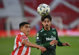 Buenos Aires, Argentina.- In the photos taken on October 2, 2023, during the match between Barracas Central and Sarmiento at the Claudio Chiqui Tapia Stadium in a match corresponding to the 7th round of the League Cup. Barracas Central tied 1-1 with Sarmiento. Defender Juan Ignacio Díaz scored for Barracas, who played at home on the Huracán field, while Guido Mainero equalized for Sarmiento.