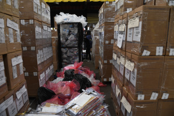 Buenos Aires, Argentina.- In the photos taken on October 20, 2023, workers from the Argentine Post Office participate in the logistical device ahead of the general elections that will take place this Sunday throughout the country. A historic election is expected for Sunday, October 22. The authorities hope that the level of voting will exceed the 68% registered in the primary elections and that 30% of undecided voters will vote, and to this end, access to the polls is being facilitated.