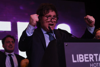 Buenos Aires, Argentina.- En las fotos tomadas el 22 de octubre del 2023, el candidato presidencial de La Libertad Avanza (LLA), Javier Milei, brindo las primeras declaraciones en en su búnker tras ir a balotaje tras quedar en segundo lugar en los comicios de este domingo. Milei, ha asegurado que han sido unas elecciones "históricas" y apela al apoyo de los votantes de la coalición conservadora Juntos por el Cambio para vencer el próximo 19 de noviembre a Massa.