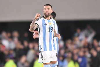 Buenos Aires, Argentina.- En las fotos tomadas el 12 de octubre del 2023, el seleccionado argentino, con su capitán Lionel Messi en el banco de los suplentes, jugó ante Paraguay en el estadio Monumental un partido de la tercera fecha de las Eliminatorias Sudamericanas del Mundial 2026. De momento Argentina lidera la clasificación sudmericana con puntaje ideal de 9 unidades, mientras Brasil con dos jugados, lo sigue con seis, por delante de Colombia (5) y Uruguay (4).