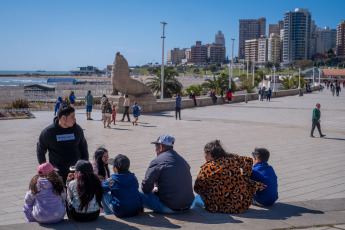 Mar del Plata, Argentina.- En las fotos tomadas el 16 de octubre del 2023, muestra la ciudad turística de Mar del Plata en medio del fin de semana largo. Con el feriado puente del viernes 13 y el del Día del Respeto a la Diversidad Cultural de este lunes 16 de octubre, los argentinos disfrutaron de un fin de semana extra largo de cuatro días no laborables consecutivos. Alrededor de 1,5 millones de personas aprovecharon la quinta edición del Previaje para visitar algunos de los puntos turísticos del país, que en algunos casos alcanzaron el 100