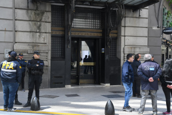 Buenos Aires, Argentina.- In the photos taken on October 13, 2023, the General Directorate of Customs, the Federal Administration of Public Revenue (AFIP), the Federal Police (PFA), and other security forces continue to carry out a set of operations to detect illegal operations carried out with foreign currency. In a climate marked by operations, the free dollar fell to $980 and the Stock Market reached a new record. The ticket dropped 30 pesos for sale. The BCRA sold USD 120 million in the market and reserves fell by more than USD 500 million. The S&P Merval improved 6.1%, to 760,673 points.