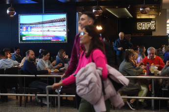 Buenos Aires, Argentina.- In the photos taken on October 13, 2023, thousands of people fill Aeroparque in the middle of the long weekend. With hotel reservations ranging from 75% to 95%, tour operators from the different provinces await with “great expectation” the arrival of travelers who will enjoy the long weekend that will last from Friday to Monday and will include the celebration in between. of Mother's Day.