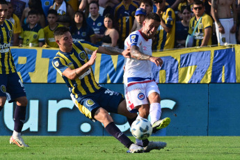 Rosario, Argentina.- In the photos taken on October 29, 2023, during the match between Rosario Central and Argentinos Juniors for the eleventh date of Zone A of the LPF Cup at the Gigante de Arroyito stadium. Rosario Central has already accumulated 27 games without losing after beating Argentinos Juniors 3-1. In this way, in the annual table it was positioned in the qualification zone for the 2024 Copa Libertadores.