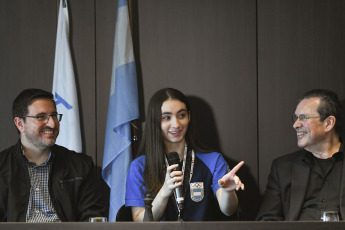 Buenos Aires, Argentina.- En las fotos tomadas el 3 de octubre del 2023, la bonaerense Candela Belén Francisco Guecamburu, de 17 años, llegó a Argentina con la medalla de Campeona Mundial Juvenil de Ajedrez. La joven ajedrecista, conquistó el Campeonato Mundial Juvenil de ajedrez en México, que contó con la participación de 85 jugadoras de 42 países.