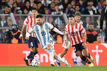 Buenos Aires, Argentina.- En las fotos tomadas el 12 de octubre del 2023, el seleccionado argentino, con su capitán Lionel Messi en el banco de los suplentes, jugó ante Paraguay en el estadio Monumental un partido de la tercera fecha de las Eliminatorias Sudamericanas del Mundial 2026. De momento Argentina lidera la clasificación sudmericana con puntaje ideal de 9 unidades, mientras Brasil con dos jugados, lo sigue con seis, por delante de Colombia (5) y Uruguay (4).