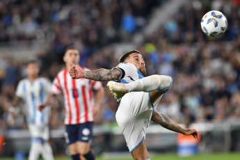 Buenos Aires, Argentina.- En las fotos tomadas el 12 de octubre del 2023, el seleccionado argentino, con su capitán Lionel Messi en el banco de los suplentes, jugó ante Paraguay en el estadio Monumental un partido de la tercera fecha de las Eliminatorias Sudamericanas del Mundial 2026. De momento Argentina lidera la clasificación sudmericana con puntaje ideal de 9 unidades, mientras Brasil con dos jugados, lo sigue con seis, por delante de Colombia (5) y Uruguay (4).