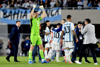 Buenos Aires, Argentina.- In the photos taken on October 12, 2023, the Argentine national team, with its captain Lionel Messi on the substitute bench, played against Paraguay at the Monumental stadium in a match on the third date of the South American Qualifiers of the 2026 World Cup. At the moment Argentina leads the South American classification with an ideal score of 9 units, while Brazil with two played, follows with six, ahead of Colombia (5) and Uruguay (4).